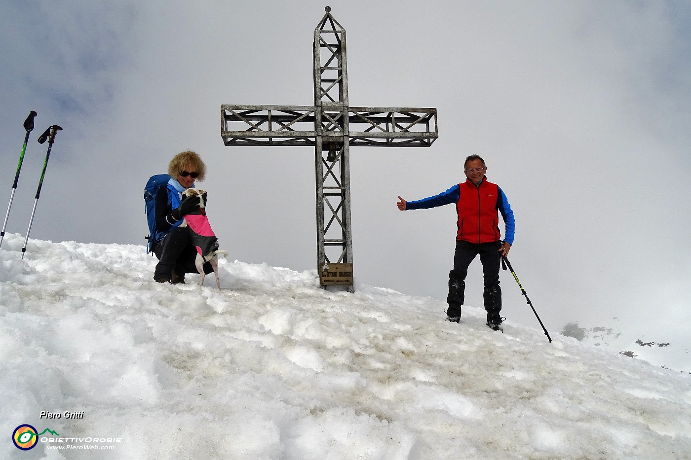 56 Cima di Grem (2049 m)...Arera nelle nuvole .JPG -                                